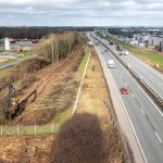 Vejdirektoratet gør klar til at tage de første spadestik til den egentlig udvidelse af selve motorvejen. Det sker med på de seks kilometer mellem Vejle N og Hedensted ved Sole Bæk.