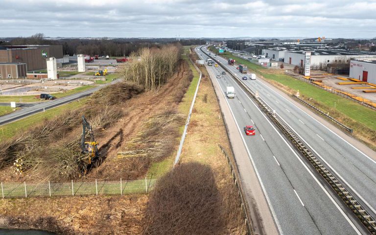 Vejdirektoratet gør klar til at tage de første spadestik til den egentlig udvidelse af selve motorvejen. Det sker med på de seks kilometer mellem Vejle N og Hedensted ved Sole Bæk.