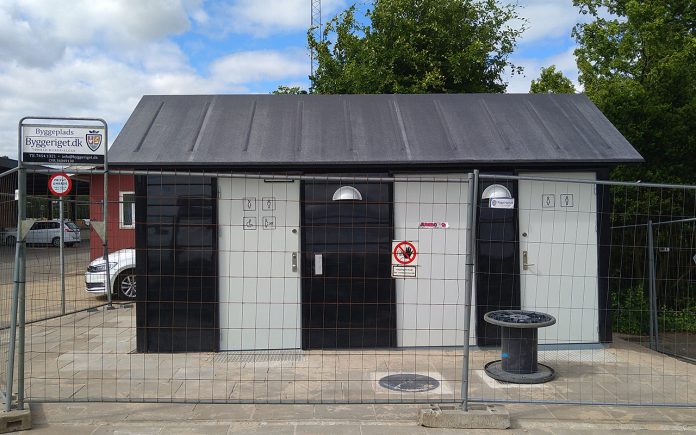 Den nye toiletbygning på Vojens station - Foto: René Holm