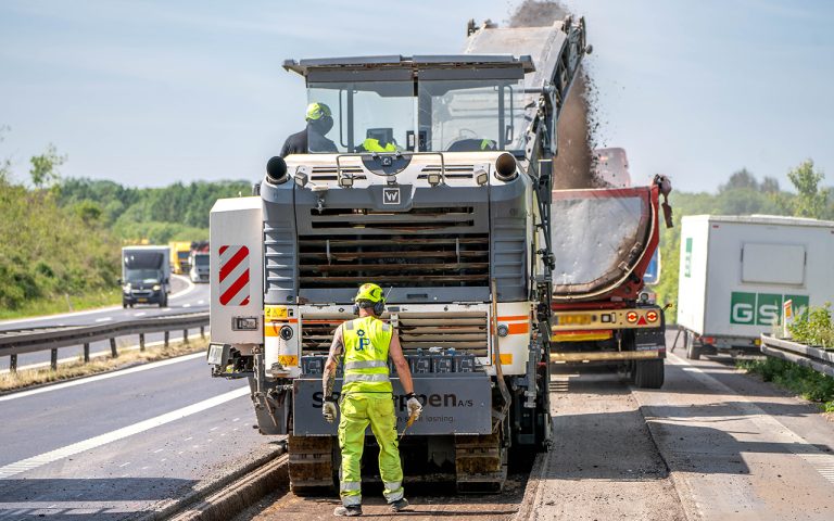 Der er ny asfalt på vej til trafikanterne på E45 ved Vojens. Foto: Vejdirektoratet