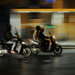 Politiet stopper mange unge på knallerter der kører for hurtigt - Stockfoto