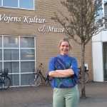 Livsstilsekspert Anne Glad foran Vojens Kultur- og Musikhus - Foto: René Holm