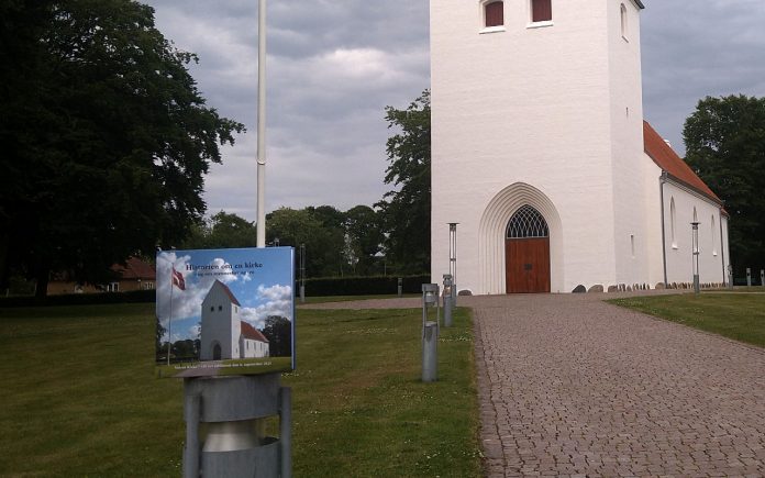 Der er udgivet en bog om den 100 år gamle Vojens Kirke - Foto: René Holm