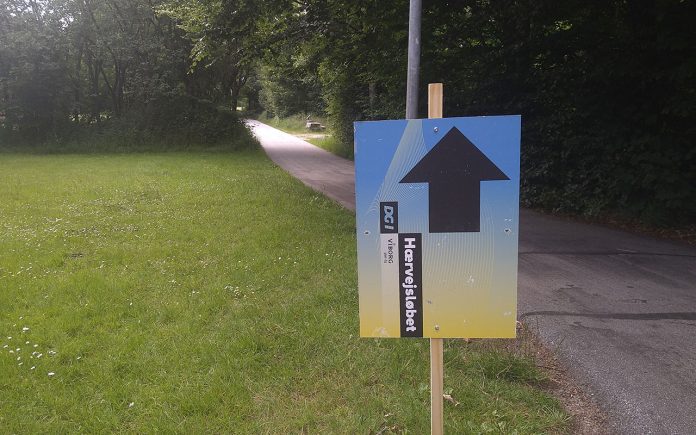 Ruteskilt til Hærvejsløbet - L'Étape Denmark by Tour de France på stierne ved Vojens - Foto: René Holm