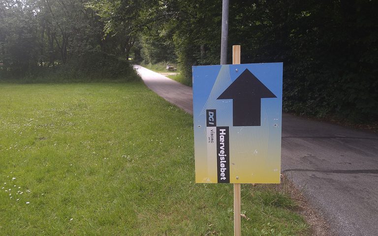 Ruteskilt til Hærvejsløbet - L'Étape Denmark by Tour de France på stierne ved Vojens - Foto: René Holm