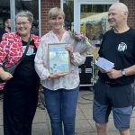 Årets Vojensborger 2025 Vibeke Lautrup Jensen flankeret af Tina Rosenkilde (Vojens Høtte) og Karl Posselt (Forum Vojens) - Vojens HF