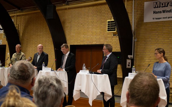 Fra venstre: direktør for forsvarsministeriets materiel- og indkøbsstyrelse Per Pugholm Olsen, Borgmester Mads Skau, Forsvarsminister Troels Lund Poulsen, Erhvervsminister Morten Bødskov, direktør i Erhvervsstyrelsen Katrine Winding​​ - Foto: René Holm