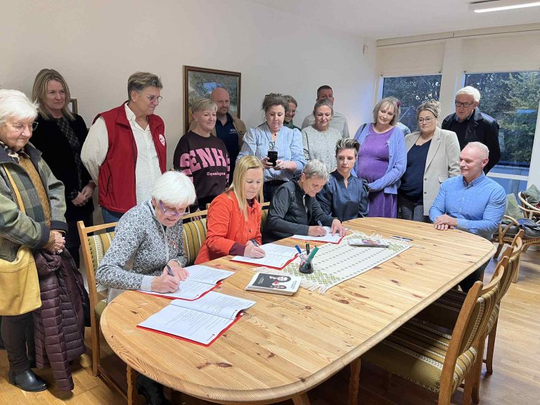 Aftalen om Fællesskabshuset underskrives - Pressefoto: Bettina Sparvath