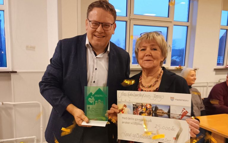 Bent Kloster og Solveig Larsen under overrækkelsen - Privatfoto