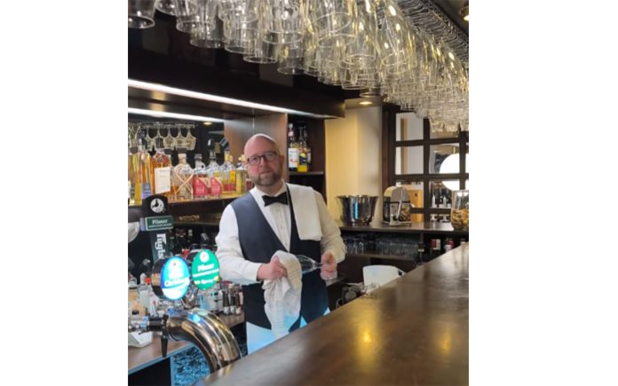 Kim Koch fra Banegaardshotellet præsenterer matadortema - Screendump