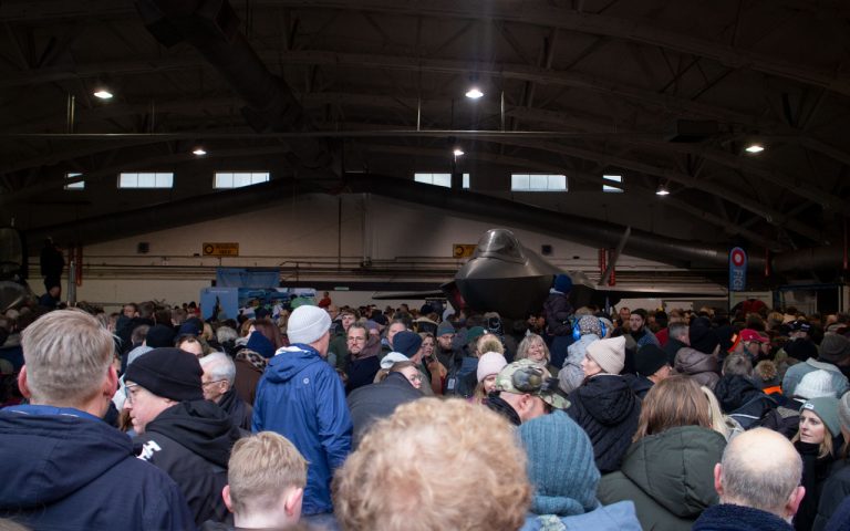 De mange fremmmødte fyldte godt op i hangaren til farvel arrangementet for F-16 - Foto: René
