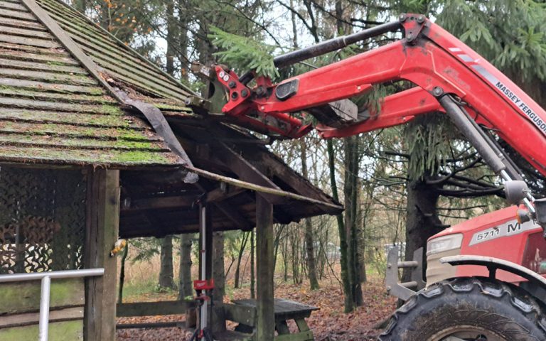 Det gamle tag afmonteres fra bålhytten ved spejderskoven i Fole - Pressefoto