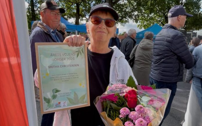 Metha Christensen med diplomet som årets Vojens Borger - Foto: Dansk Folkehjælp facebook