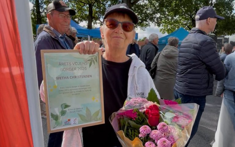 Metha Christensen med diplomet som årets Vojens Borger - Foto: Dansk Folkehjælp facebook