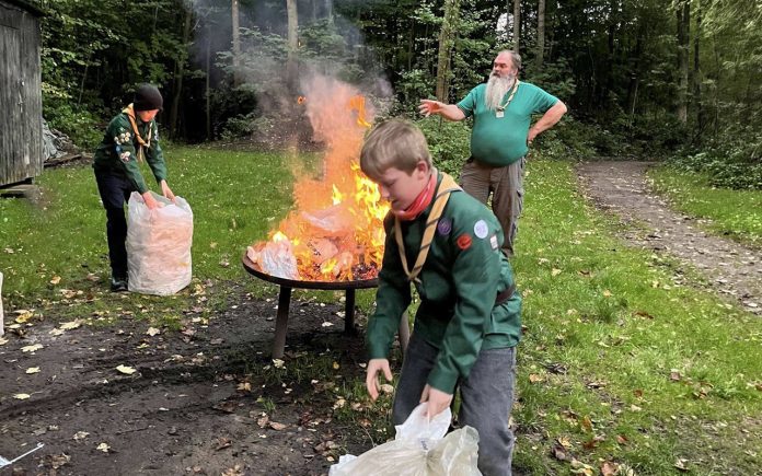 Screenshot Ni engagerede spejdere forestod afbrændingen af årets lysposer i Spejderskoven onsdag aften - Pressefoto: P.E. Mørch
